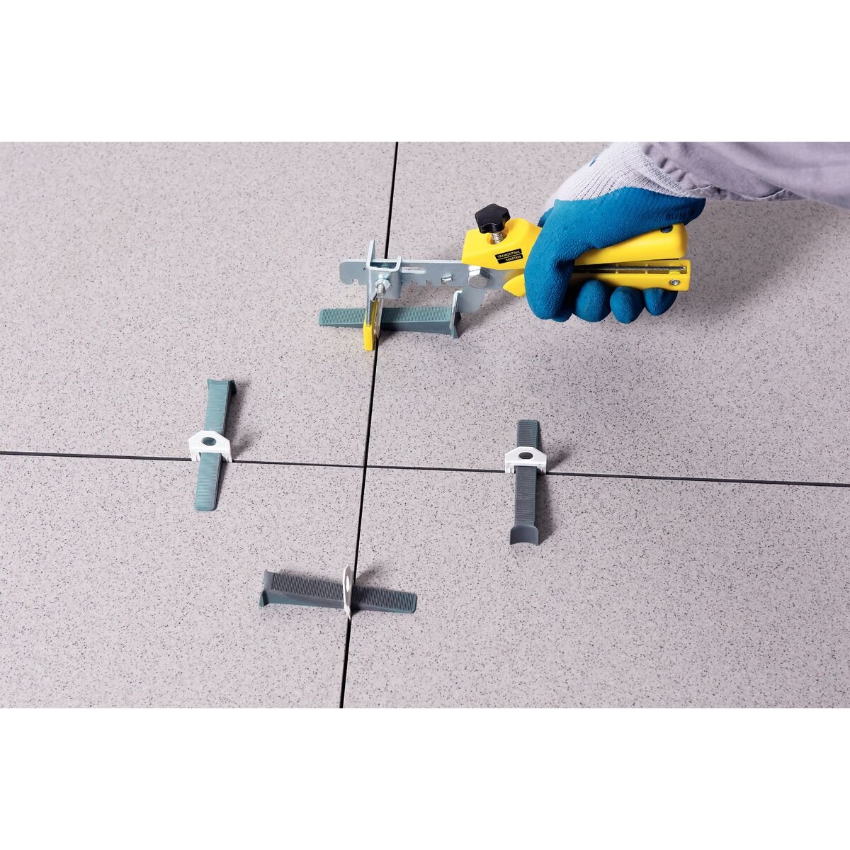 Alicate Nivelador de Piso Tramontina com Corpo em Chapas de Aço e Cabo de Polipropileno Injetado - Imagem 2